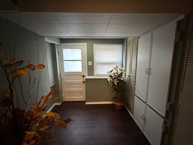 Building Photo - 202 Hickory Rd