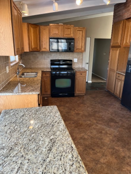 Building Photo - 930 Sherwood St