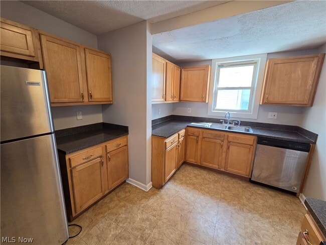 Building Photo - 3757 Grosvenor Rd