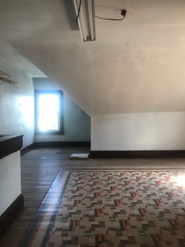 Building Photo - 3 bedroom 1.5 bathroom