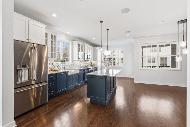 Building Photo - 26 River St