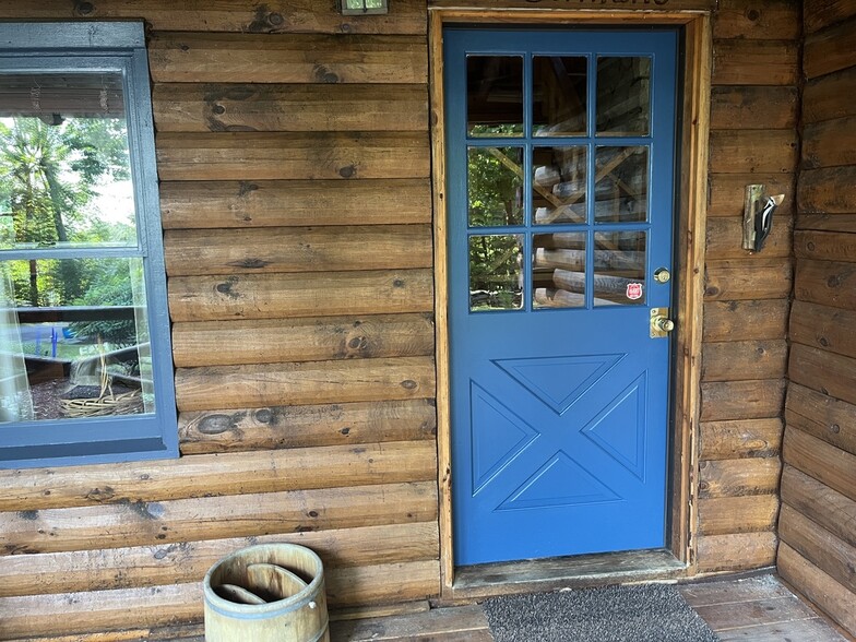 Entrance - 137 Marshall St