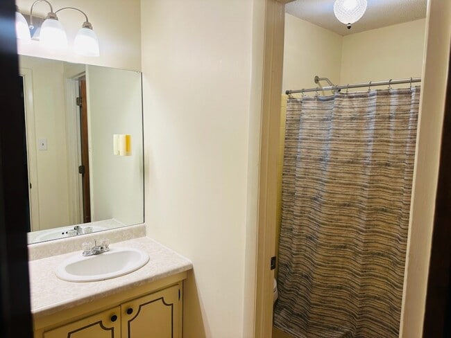 Building Photo - 2118 Wimbledon Dr