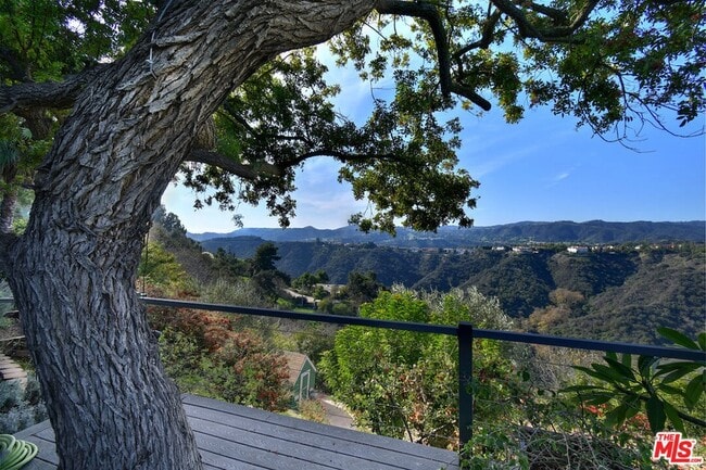 Building Photo - 2145 Linda Flora Dr