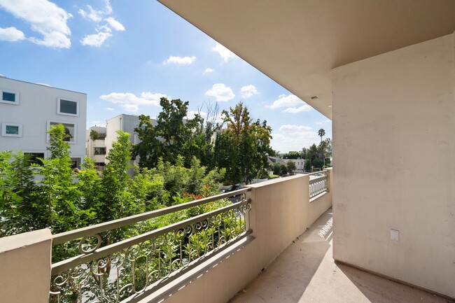 Building Photo - Spacious 3 Bed 2.5 Bath Condo w/ Parking a...