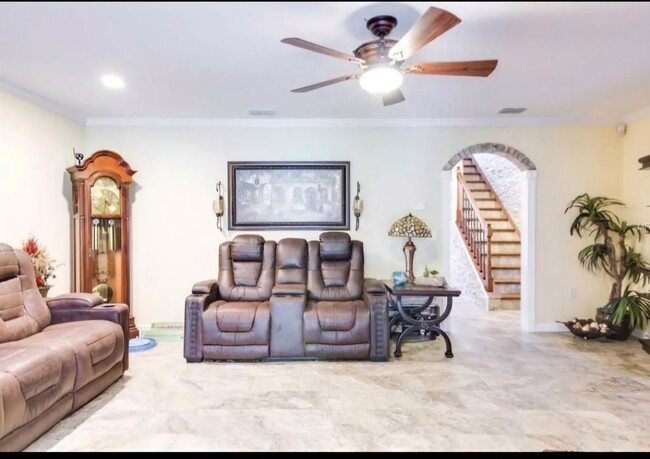 Building Photo - Charming 3BR 2.5 bath Townhome in heat of ...