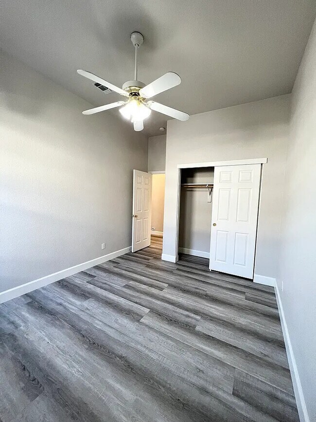 Building Photo - Stunning 4 bedroom 2 bathroom home in Linc...