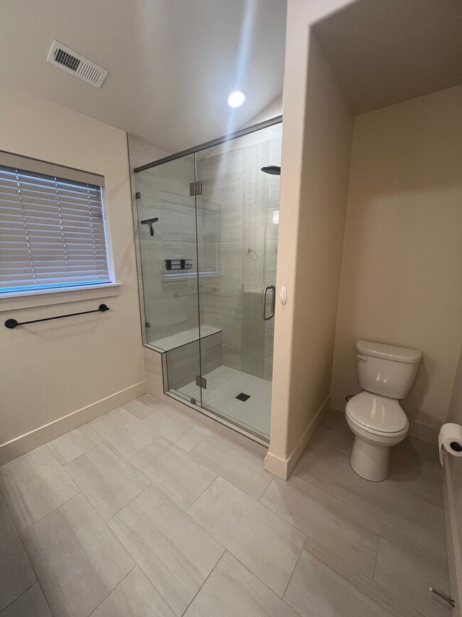 Building Photo - Amazing Newer 3 Bed 2.5 Bath Unit