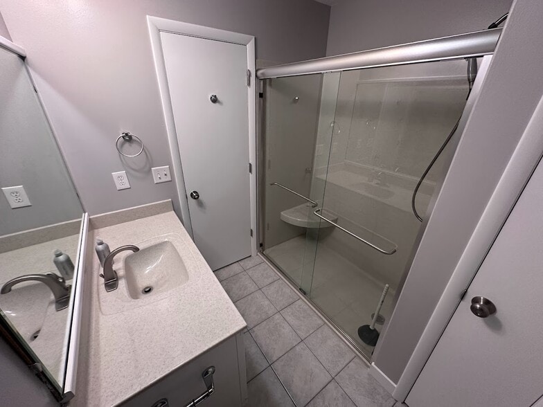 Main Bathroom - 1304 Overlook Dr