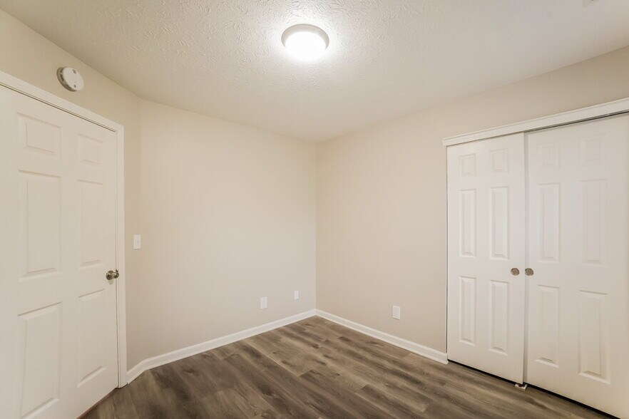 Building Photo - 6425 Meadowfield Dr