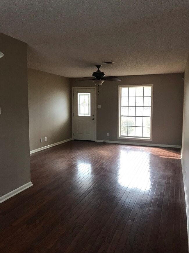 Building Photo - Beautiful 3 bedroom home! 1/2 off 1st month rent!!!