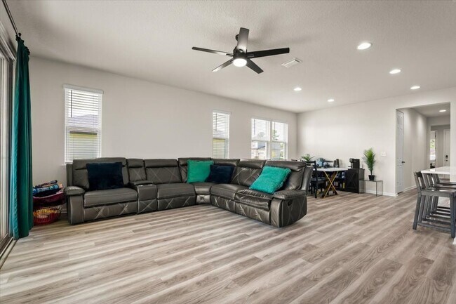 Building Photo - 4 Bedrooms | 2 Bathrooms | Screened Patio ...