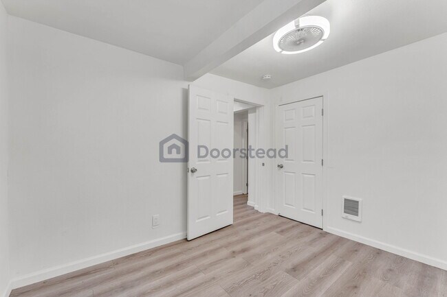 Building Photo - 551 Hichborn St