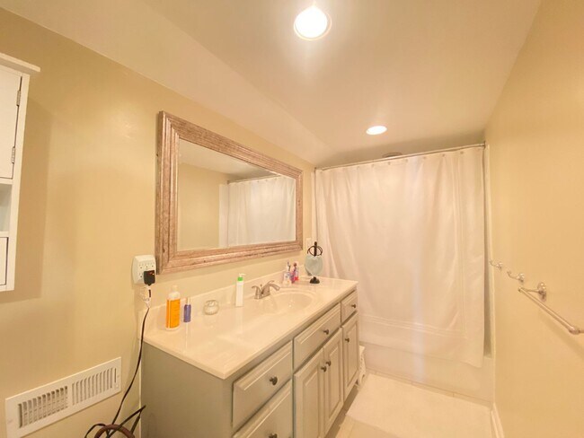 Building Photo - 4 Bed, 2 Bath Cape Cod style home in the Tuckahoe Elementary District!!