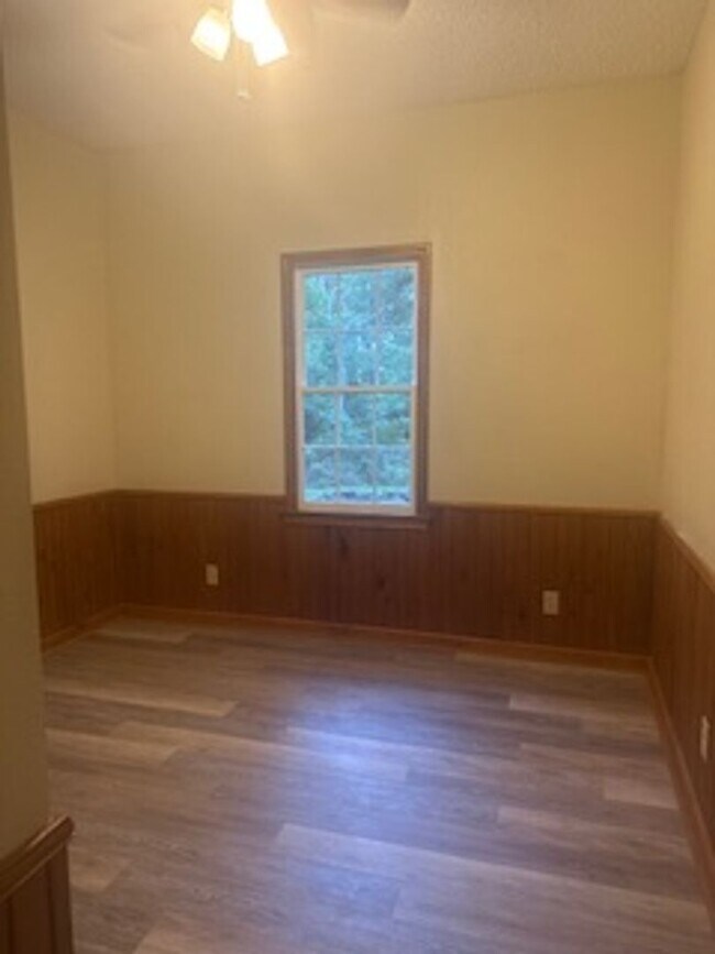 Building Photo - Country charm in this 3/2 in downtown Seld...