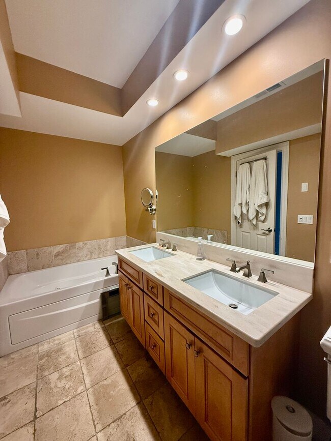 Building Photo - Spacious Townhouse Steps from Tarrytown Wa...