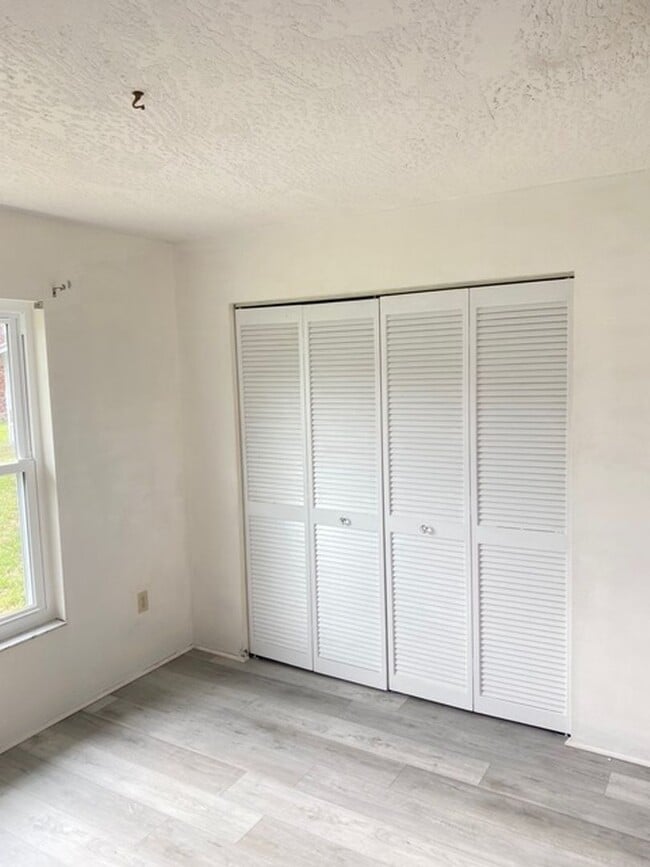 Building Photo - Spacious 3BR with bonus office space
