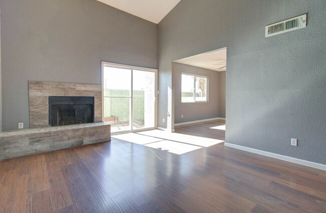 Building Photo - 2202 W Glenrosa Ave