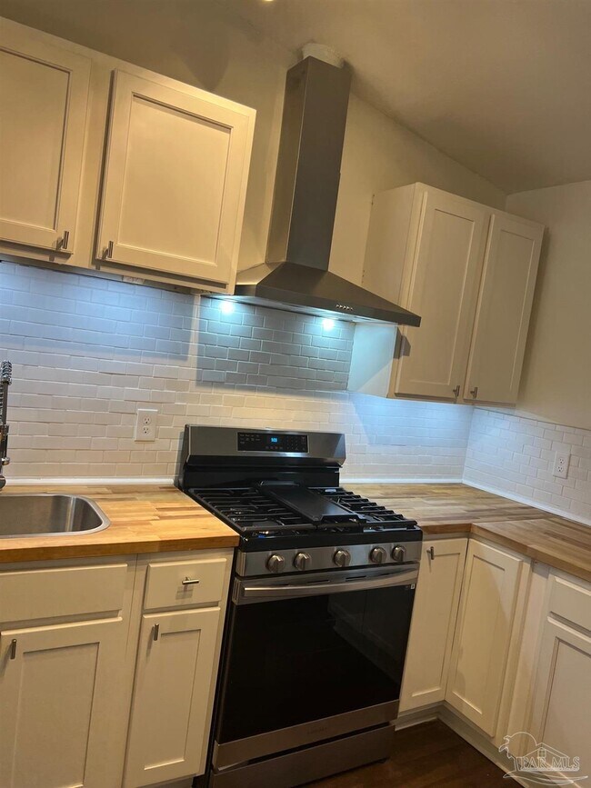 Building Photo - 5940 Mona Ln