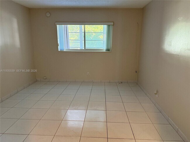 Building Photo - 5061 W Oakland Park Blvd