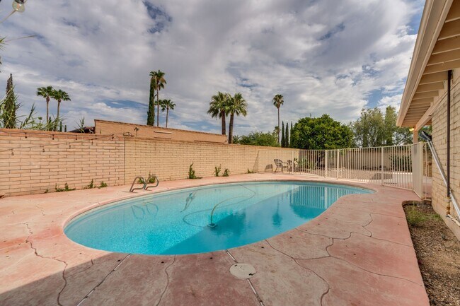 Building Photo - Great East Side Location 4 Bed/2 Bath Home