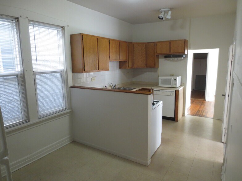Kitchen Area - 1825 W Addison St