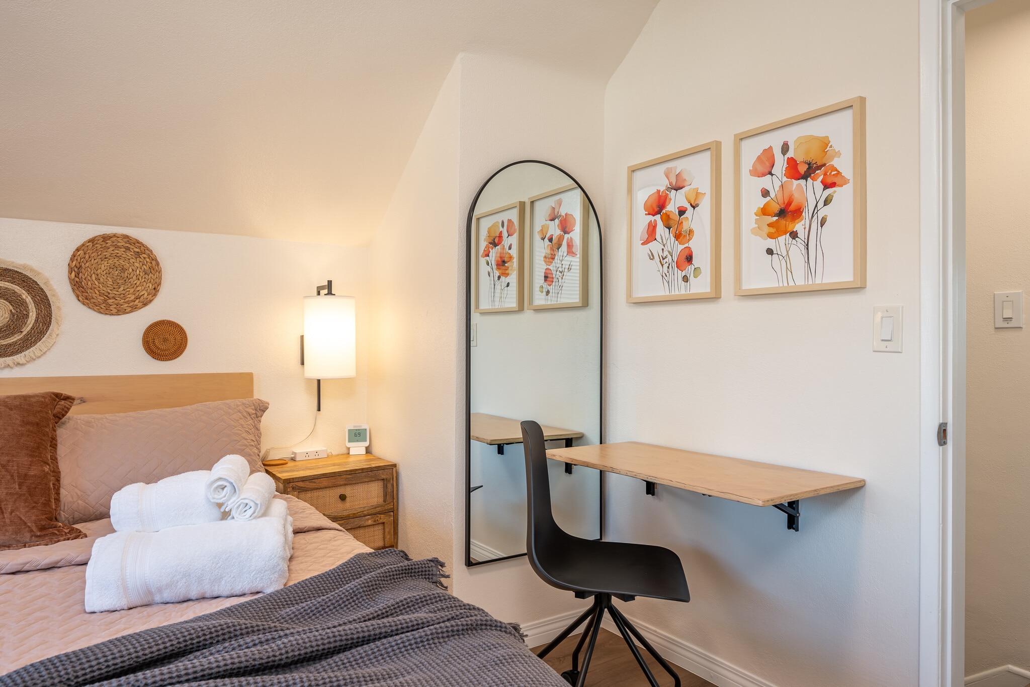 Master bedroom, upstairs With flexible folding table space & Rolling chair - 4746 W 159th St