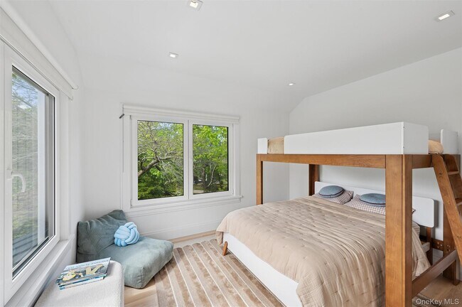 Building Photo - 28 Canoe Place Rd