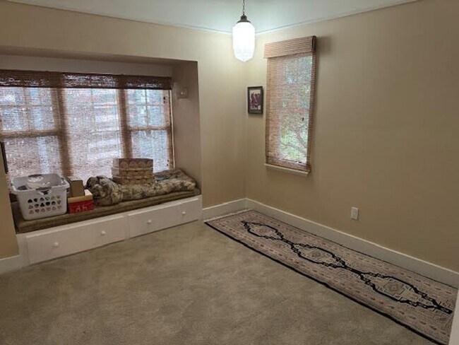 Building Photo - 2 bedrooms 2 bath