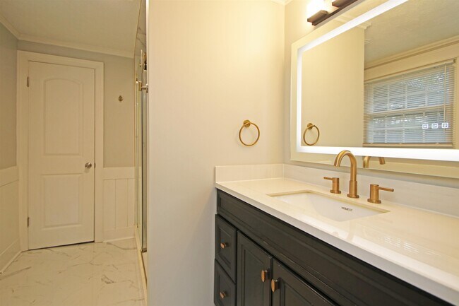 Building Photo - 3205 Oak Ridge Rd