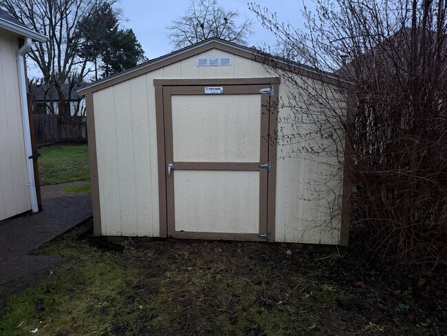 Building Photo - 1915 SE Debord St