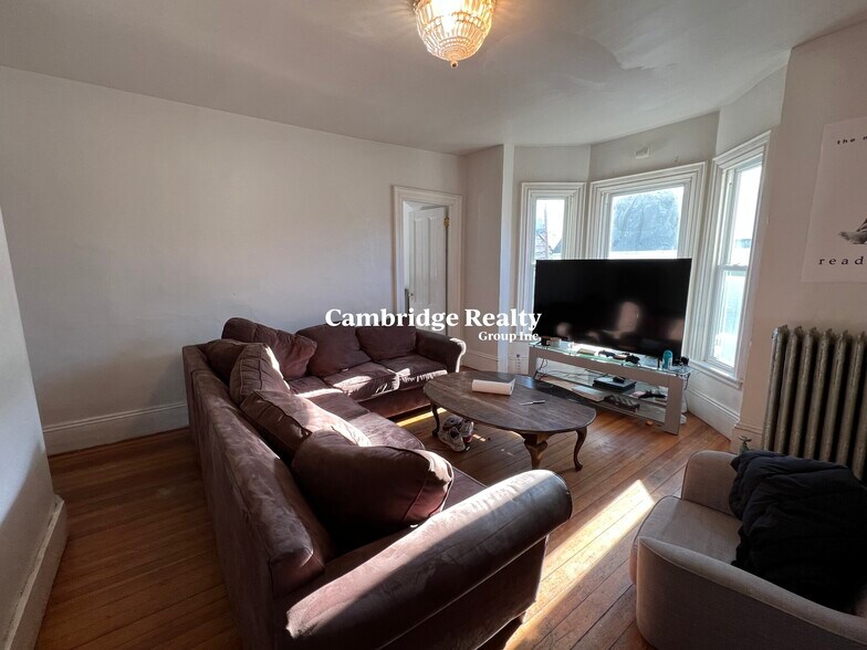 Primary Photo - 72 Curtis St