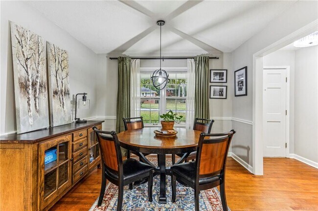 Building Photo - 2592 Woodacres Rd NE