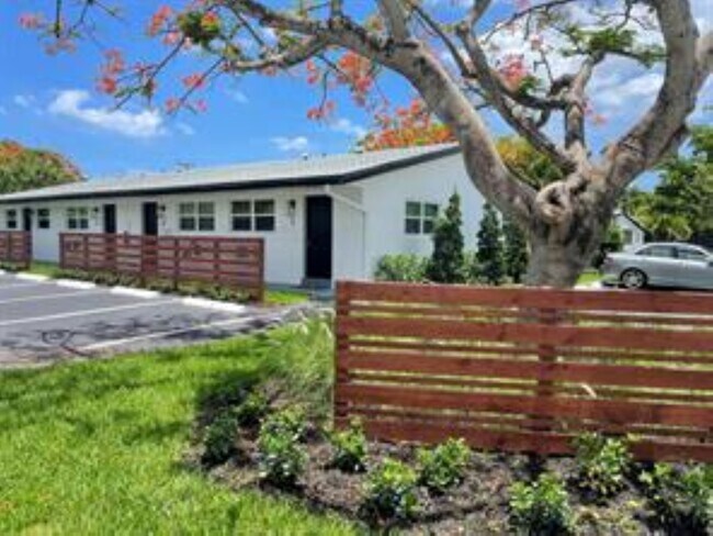 Building Photo - 704 NE 23rd Dr
