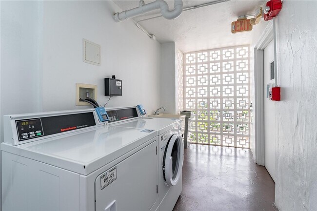Building Photo - 9400 S Ocean Dr