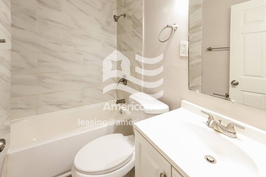 Building Photo - 3810 E 53rd Terrace