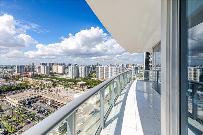 Building Photo - 17001 Collins Ave
