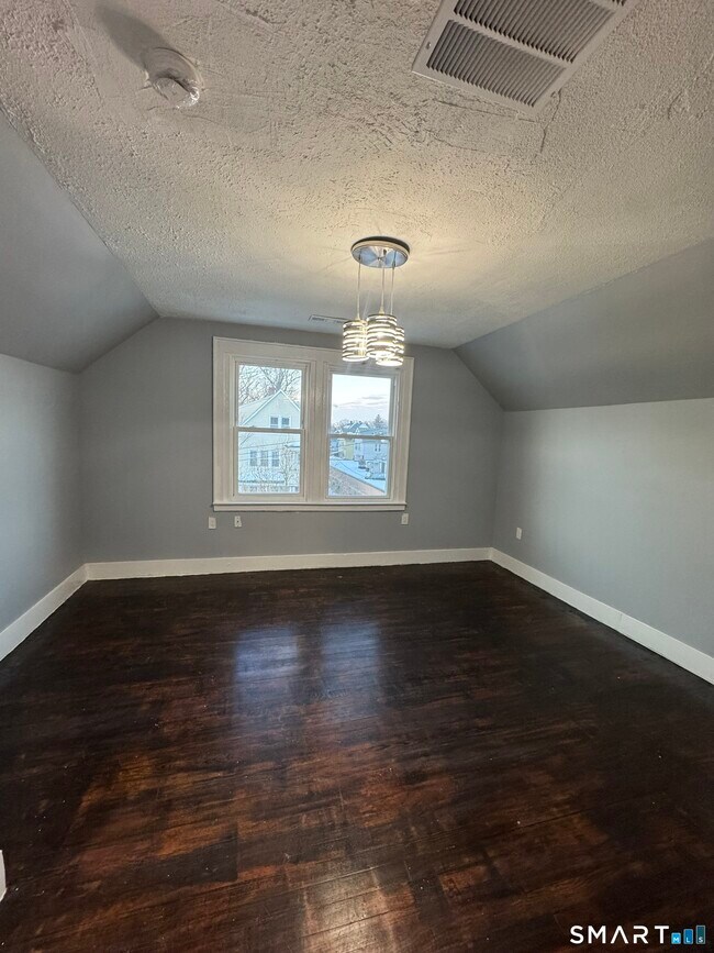 Building Photo - 10 Lester St