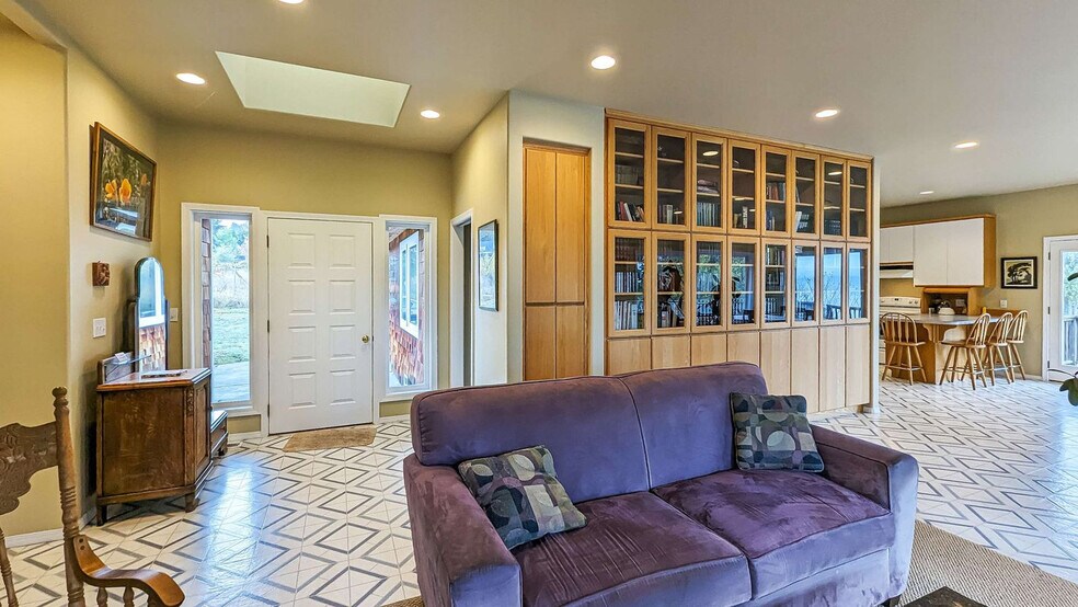 Building Photo - 123 E Bachelor Rock Dr