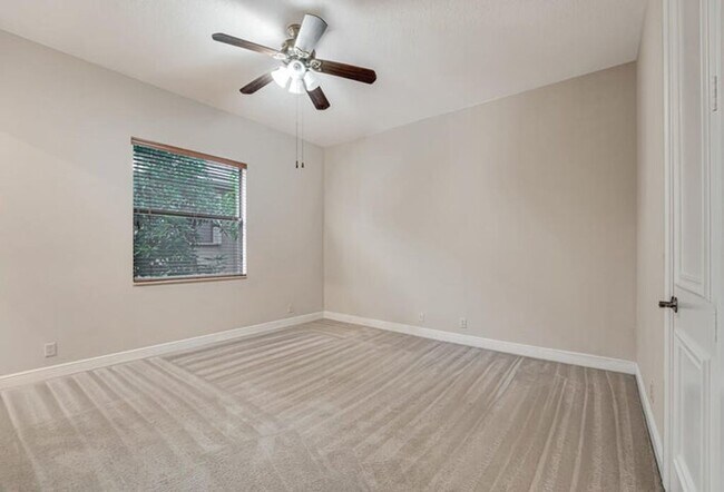 Building Photo - 10513 Versailles Blvd