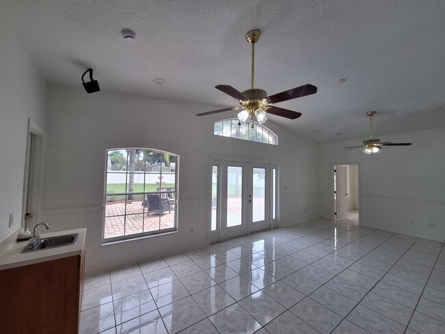 Building Photo - Spacious 4-Bed, 3-Bath Belle Isle Home wit...
