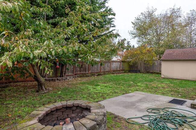 Building Photo - 3-bedroom, 2.5-bathroom Pet Friendly Home