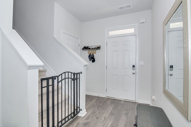 Building Photo - 4 Bedroom 3 Bathroom Two Story Home