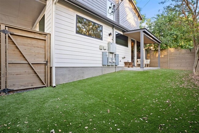 Building Photo - 2209 Rae Dell Ave