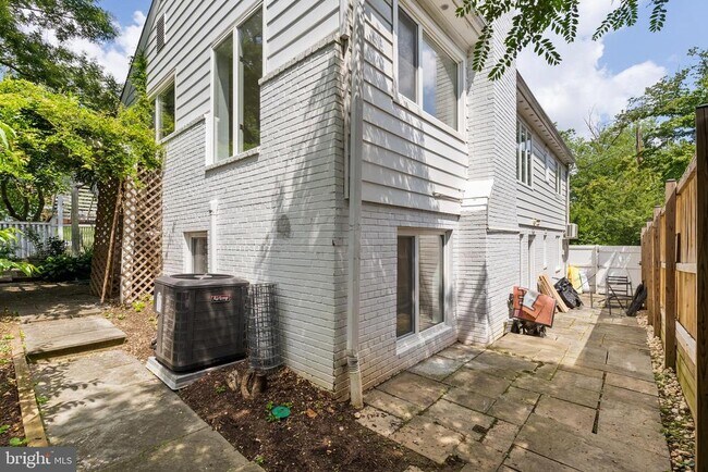 Building Photo - 4929 Jamestown Rd