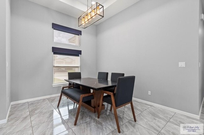 Building Photo - 29 N Queen Palm