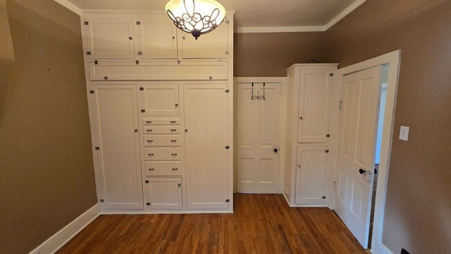 Building Photo - PET FRIENDLY 3 BEDROOM, 2 BATHROOM, DOWNTOWN LOCATION!