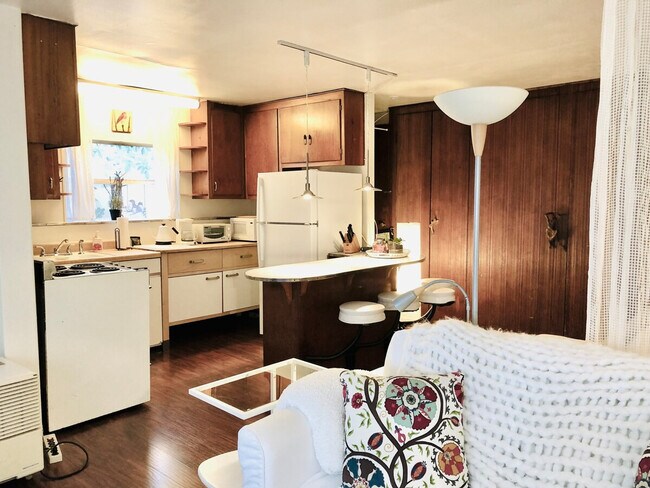 Building Photo - 4136 Beach Dr SW