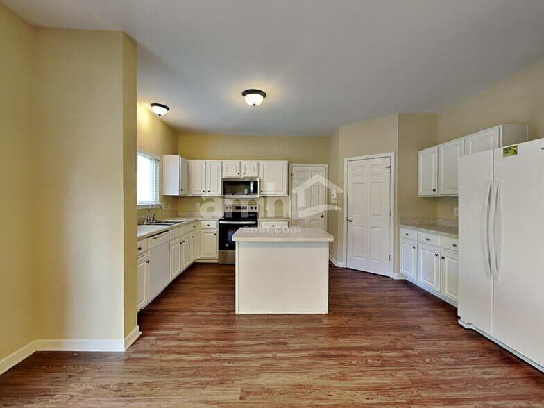 Building Photo - 302 Forest Bend Dr