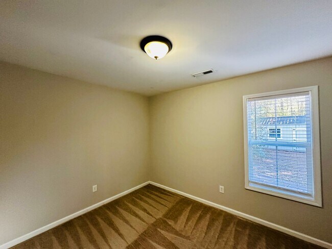 Building Photo - KINGS GRANT - Three bedroom/two bathroom h...